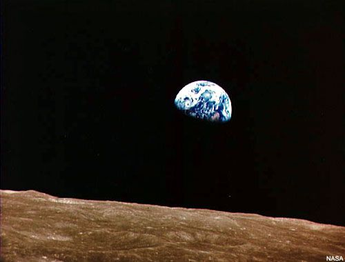 Аполлон-8 кружит вокруг Луны