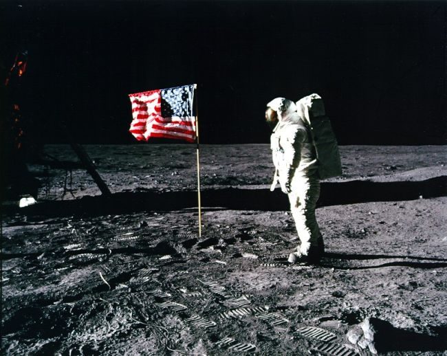 Аполлон-11: люди гуляют по Луне