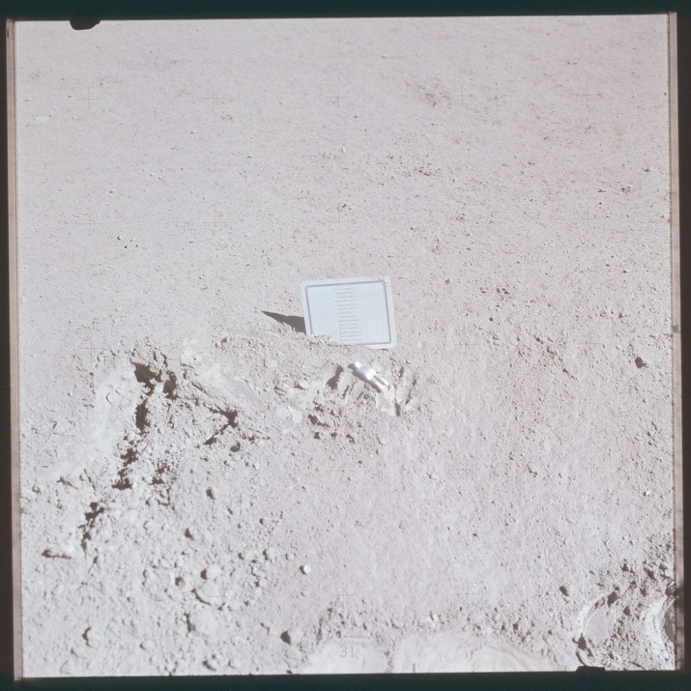 Скульптура павшего астронавта вместе с мемориальной доской на Луне